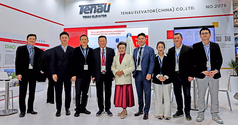 Теплые поздравления председателю TENAU ELEVATOR (CHINA) Co., Ltd. Кунфе Бо, президенту Айчжу Яну, директору по зарубежному маркетингу Конгконгу Сану и другим представителям департамента с участием в выставке Elevator International Expo в Аугсбурге, Германия